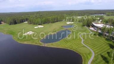 阳光明媚的一天提供高尔夫球场，一个拥有池塘和绿草的优秀高尔夫俱乐部，可从天空观看